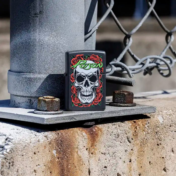 Zippo - Poison "Crâne avec Roses" Motif - Briquet Noir Mat