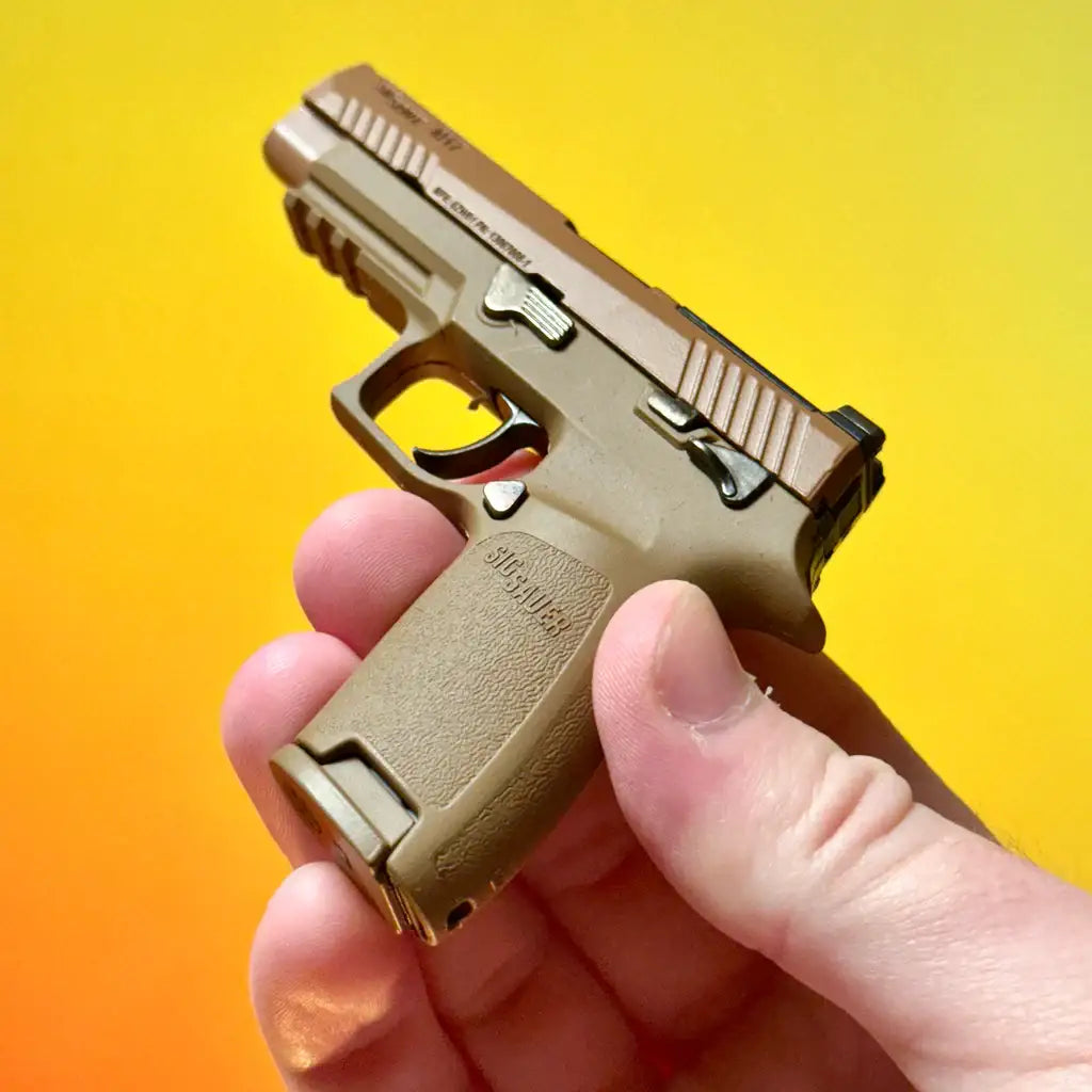 Goatguns - Mini Sig Sauer M17 Pistol - Coyote Tan - Replika Modell - Game-On.no