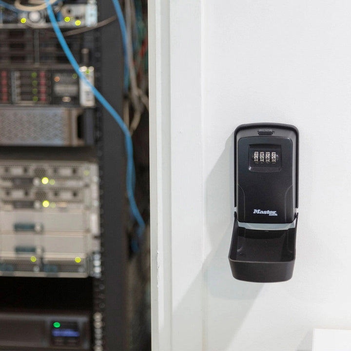 MasterLock - Veggmontert Nøkkelboks med Trykknapp og Kodelås - Game-On.no